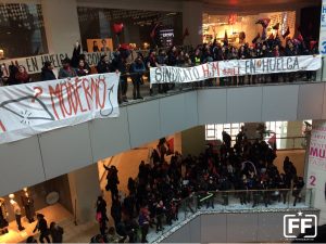 VIDEOS| Trabajadores de H&M inician huelga y se manifiestan en Mall Costanera Center