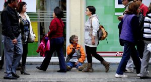 Pobres, migrantes e indígenas: Chilenos perciben escasa probabilidad de un juicio justo en grupos vulnerables