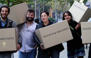 Frente Amplio entrega firmas al Servel para celebrar primarias legales "con un 22% de margen más de lo requerido"