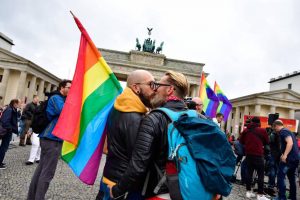 Pese al voto en contra de Angela Merkel: Parlamento de Alemania aprueba matrimonio igualitario