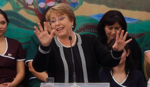 Bachelet calla a mujer que protestaba en Bajos de Mena: "Déjeme hablar ahora, yo estoy hablando"
