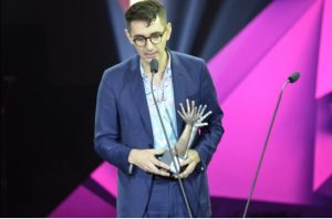 El potente discurso feminista de Alex Anwandter tras ganar Mejor Disco del Año con "Amiga" en los Premios Pulsar