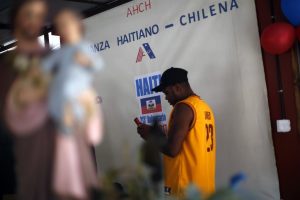 Vocero de organizaciones haitianas rechaza el "Plan retorno" del gobierno: "Es como en 1840 cuando Chile quiso 'blanquear' su población"