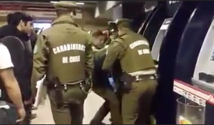 VIDEO| Carabineros detiene brutalmente a jóvenes que sacaban plata de un cajero en el Metro Los Héroes