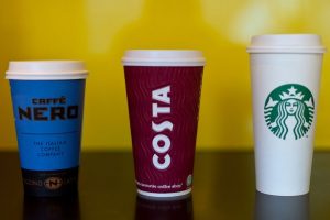 Starbucks entre empresas cuestionadas en Reino Unido por hallazgo de bacterias fecales en hielo