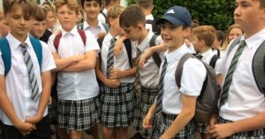 Niños del Reino Unido asisten con falda al colegio para protestar contra el reglamento