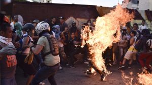 Murió joven chavista quemado vivo en protesta opositora en Venezuela