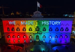 Chile aún espera: Malta se convierte en el país 25 del mundo en legalizar el matrimonio igualitario