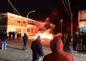 Rebelión en Puerto Natales: Atacan comisaría y prenden fuego a vehículo tras golpiza de carabineros a jóvenes