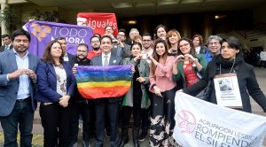 VIDEO| Camila Vallejo lee carta de niño gay de Coronel ante "Bus de la Libertad" en el Congreso
