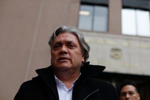 Una moto, tres autos y un terreno: Justicia ordena embargar bienes de Alejandro Navarro por deuda con ex alcaldesa
