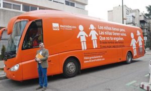 La ingeniosa imagen con que Pullman Bus se burla del bus transfóbico y apoya la diversidad sexual