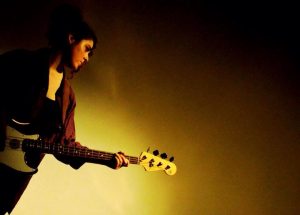 Integrante de la banda de Javiera Mena confirma recuperación de guitarra robada: "Gracias a Valentina Henríquez"