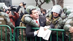 VIDEO| Pastor Soto es detenido por Carabineros tras paso del "Bus de la Libertad" por Valparaíso