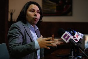 "No podemos jugar al turismo parlamentario": Alberto Mayol rechazó regalo de RD e insiste en ser candidato por el distrito 10