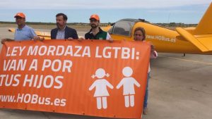 Creadores del "Bus de la Libertad" estrenan avioneta con mensaje aún más transfóbico: "Van a por tus hijos"