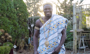 Rey africano trabaja de jardinero en Canadá para enviar dinero y mejorar la calidad de vida de su pueblo
