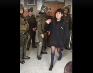VIDEO| "Oiga mi cabo, déjeme una": El sexista comentario de carabinero durante proceso de detención a alumnas