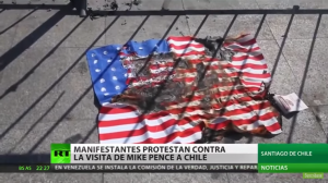 VIDEO| Queman bandera de EE.UU. en protesta por visita a Chile del vicepresidente de la administración Trump