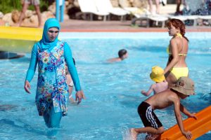 Echan a mujer de una piscina por bañarse en burkini y la obligan a pagar costos de "desinfección" del agua