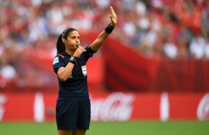Mujeres y fútbol: FIFA incluye por primera vez la participación de árbitras en un torneo masculino