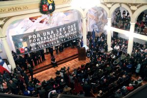 Más de dos mil académicos, estudiantes y funcionarios de la U. de Chile realizaron masivo acto por la ley sobre universidades del Estado
