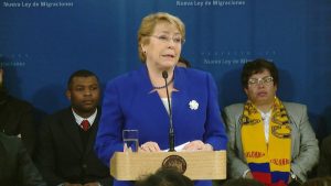 Registro de extranjeros y causales para prohibición de ingresos: Bachelet presenta proyecto de Ley de Migraciones