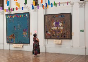 Exposición de arpilleras en homenaje a Violeta Parra recorre sus caminos a lo largo de Chile