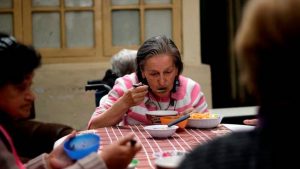 Deuda morosa de adultos mayores chilenos duplica su ingreso mensual