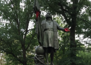 Tiñen de "sangre" las manos de estatua de Cristóbal Colón del Central Park de Nueva York