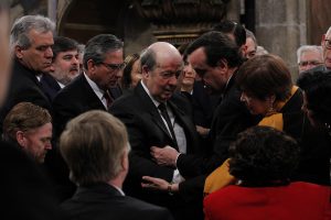 VIDEO| Embajador de Malta se desmaya en medio del Te Deum y es asistido por la Presidenta Bachelet