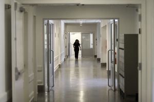 Hospital de Magallanes suspende a oncólogo formalizado por abuso sexual tras nueva denuncia