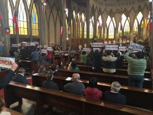 VIDEO| Así fue la funa que le hicieron al Obispo Barros en medio de Te Deum en Osorno