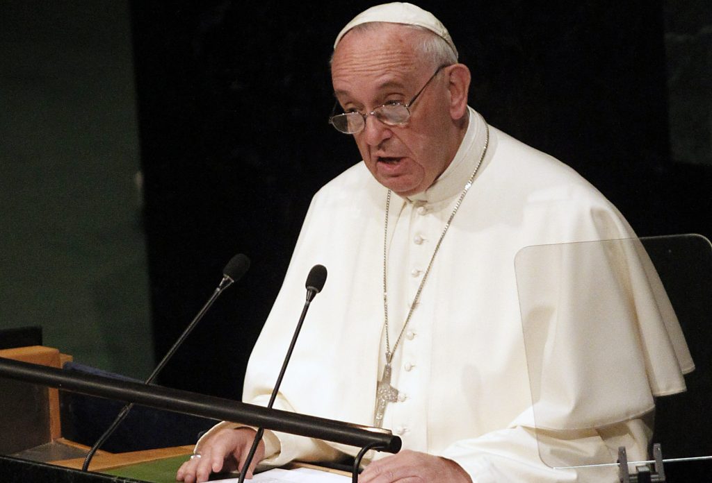 Papa Francisco califica de “errores” los abusos contra menores de la Iglesia Católica