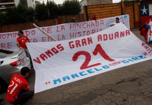 FOTOS| Hinchas se plantan afuera de Juan Pinto Durán para protestar contra Pizzi y apoyar a Marcelo Díaz