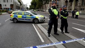 Auto atropella a peatones en Londres dejando varios heridos y un detenido