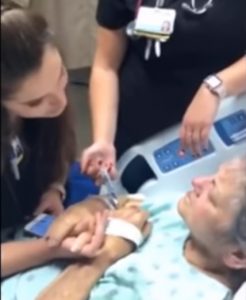 VIDEO| La emocionante canción con que una enfermera se despide de una paciente terminal