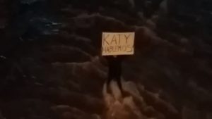 La respuesta de Katy al cartel en el Mapocho: "Basta de acosar e intentar manipular, hay que aceptar una negativa"