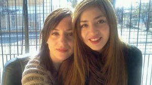 "Cuando te tratan de lesbiana asquerosa por sacarte una foto con tu mamá": Joven cuestiona lesbofobia en redes