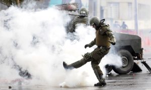 Investigación internacional llama a prohibir el uso de gas lacrimógeno a Carabineros: "Puso en riesgo las vidas de los manifestantes"