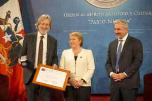 50 años dedicado a la cultura: Alfredo Saint-Jean Domic recibe la Orden al Mérito Pablo Neruda