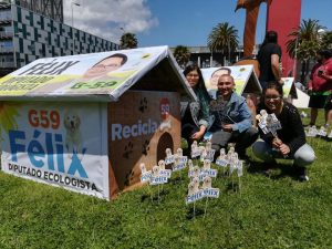 Partido Ecologista transformó sus afiches de campaña en casas para perros callejeros