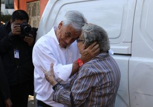 La caótica votación de Piñera: Lo recibieron con un "no más Piraña ladrón", dobló mal el voto y usó propaganda en recinto de votación