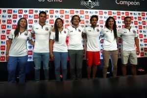 Un ejemplo: Colo Colo presentó su camiseta 2018 junto con sus jugadoras subcampeonas de América