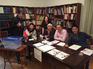 FOTOS| En Polonia se vota con empanadas: Los mejores registros del sufragio chileno en el exterior