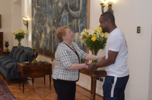 Presidenta Bachelet se reunió con joven haitiano que salvó a una mujer en Independencia: "Es un ejemplo de solidaridad"