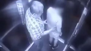 Mujer viralizó video que denuncia acoso sexual de hombre contra su hijo de 14 años en un ascensor