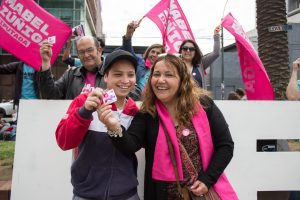 Candidata a diputada del Frente Amplio regala condones en Valparaíso