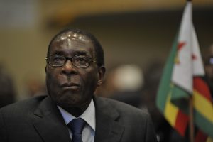 Ejército toma las calle de Zimbabwe y arresta en su domicilio a presidente Robert Mugabe