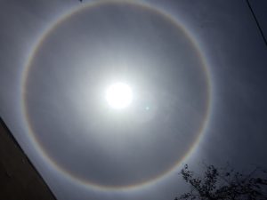 Halo solar: Santiaguinos sorprendidos con el anillo de arcoiris alrededor del sol